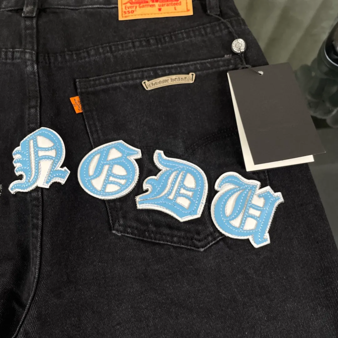🅿️280 original development, hardware customization, chrome hearts Chengdu limited, new city limited jeans, Chrome Hearts city limited jeans, vintage levis, American-made 501 black and gray base version, Levi's American-made 501 base version, imported sheepskin, 925 silver jewelry remake [Top heavy industry fashionable design] Consistently made in high street luxury style. Speaking of this style, the Zangyin family and GU family are definitely the leading representative brands. Especially the Zangyin family has really achieved a state-of-the-art effect in creating high street style. The unique washed material is used to create this style. The color system is quite eye-catching. It is decorated with patchwork cross flowers, which cleverly highlights the charm of the brand. Secondly, this style uses classic The high-waist cutting design highlights the long legs and fashionable temperament of the upper body. The brand is highly recognizable and the slim fit configuration is more suitable for daily wear. It is a product that interprets personality, fashion, and specifications at a glance. This single product is enough to make any fan excited. It can be a white T-shirt for youthful preppy style, or a tight suspender for lady style. It has strong matching ability and can be easily controlled by men.  [Material and craftsmanship] Needless to say, this point goes without saying. As an excellent craftsman brand, Zangyin has really perfect requirements for details and craftsmanship. The washed color of this model has gone through so many processes, not to mention the embellishment of the denim appliqués. It is also purely handmade and sewn. Just like what they believe in, only handmade things have soul and have the meaning of wear. A top-notch heavy-duty fashionable denim item, I look forward to your perfect interpretation! !
